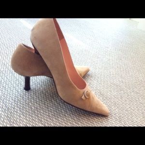 Suede pump